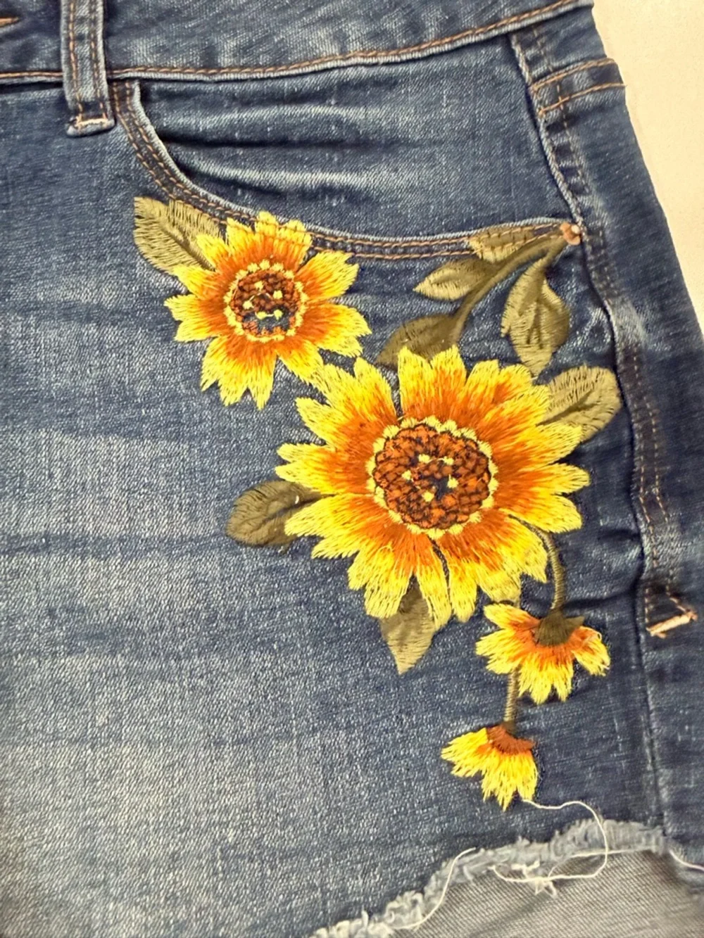 Kensie Denim Shorts Floral Embroidered Sunflower Raw Hem Size 6 28 - Picture 10 of 12